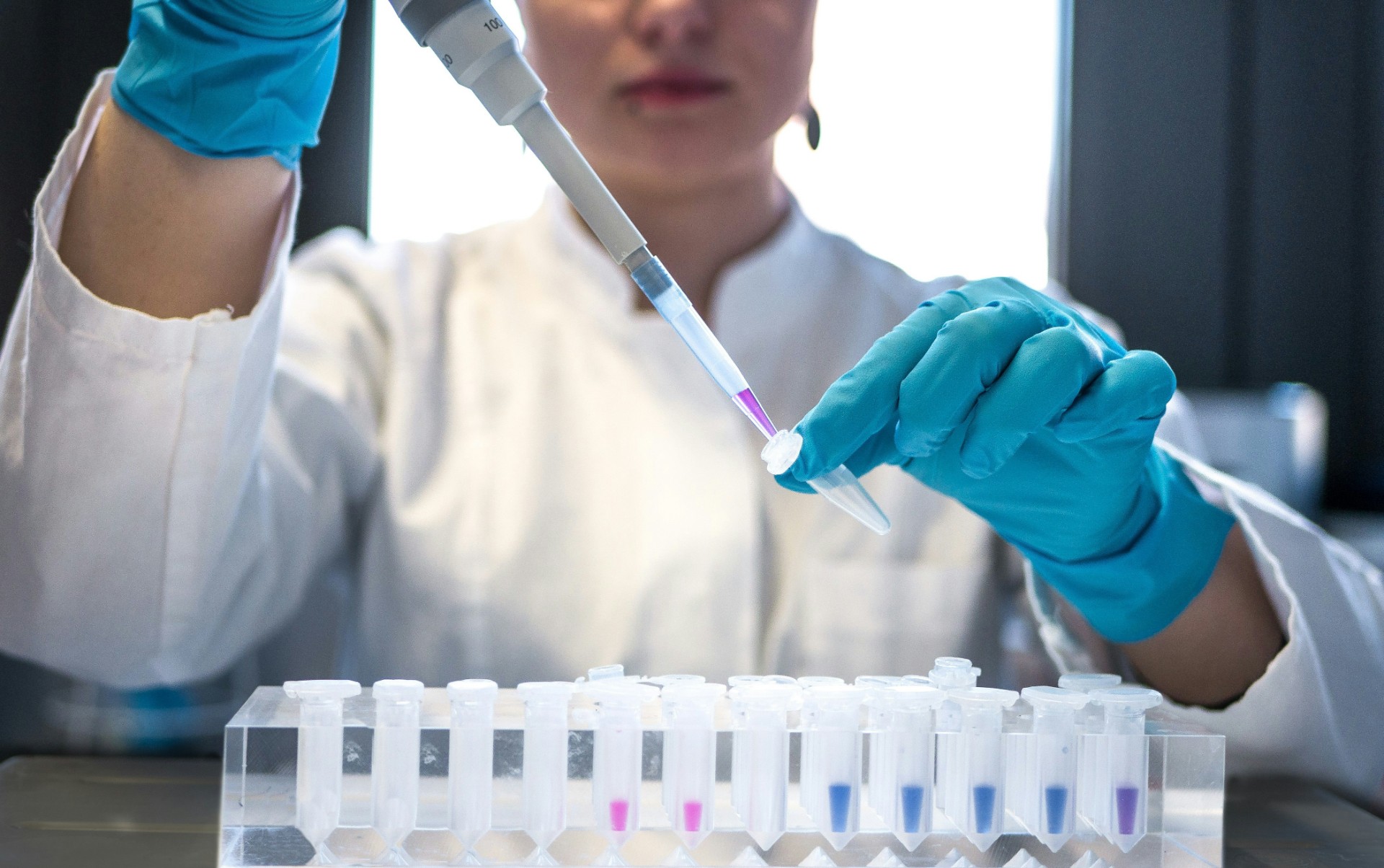 Scientist pipetting samples for nicotine and complex mixture analysis